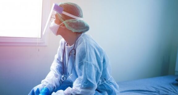 Professionnels de sant&eacute; : une &eacute;tude de l’OMS sur l’impact du Covid