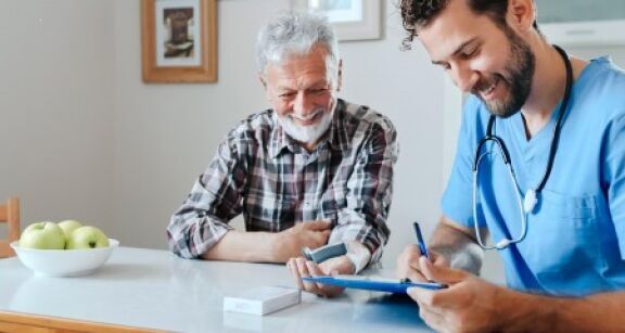 Infirmiers : une nouvelle tarification pour les services de soins &agrave; domicile