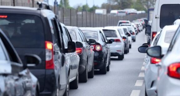 La distance domicile-travail parcourue par les actifs ruraux et p&eacute;riurbains a presque doubl&eacute; en 2020