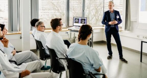 Professionnels de sant&eacute; : un dipl&ocirc;me pour « Soigner les soignants »
