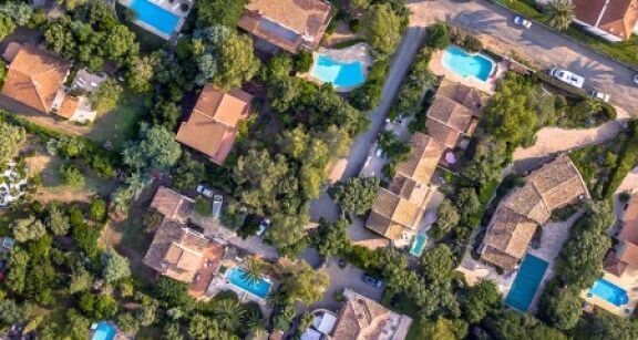Le march&eacute; de la piscine enclenche la marche arri&egrave;re