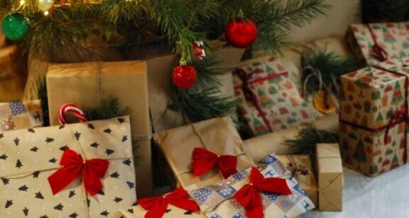 Des cadeaux de No&euml;l de seconde main au pied du sapin