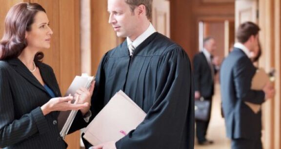 Avocats : remise de conclusions en main propre par un d&eacute;fenseur syndical