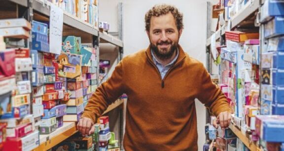 PORTRAIT : Donner une seconde vie aux jouets et une nouvelle chance aux hommes