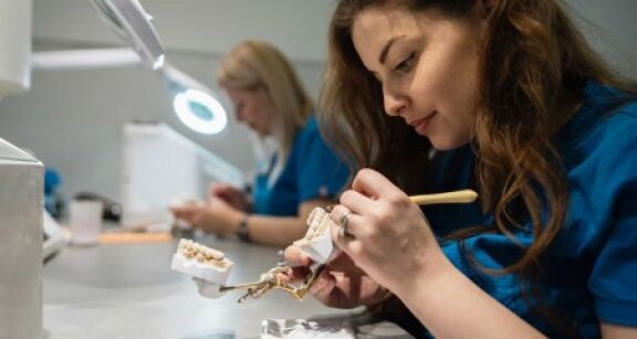 Chirurgiens-dentistes : point sur la cr&eacute;ation du m&eacute;tier d’Assistant dentaire niveau 2