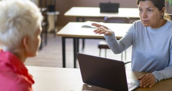 Qui peut licencier dans une association ?