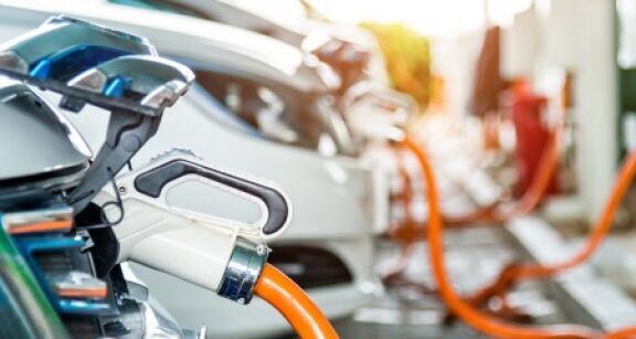 V&eacute;hicules &eacute;lectriques chinois : le Canada impose 100 % de taxe