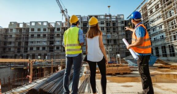 Logement : les mises en chantier rebondissent en juillet mais la tendance reste n&eacute;gative