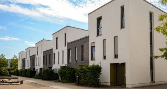 Les ventes de maisons neuves en baisse de plus d’un tiers sur un an