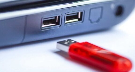 Cl&eacute; USB non connect&eacute;e : l’employeur peut-il librement la consulter ?