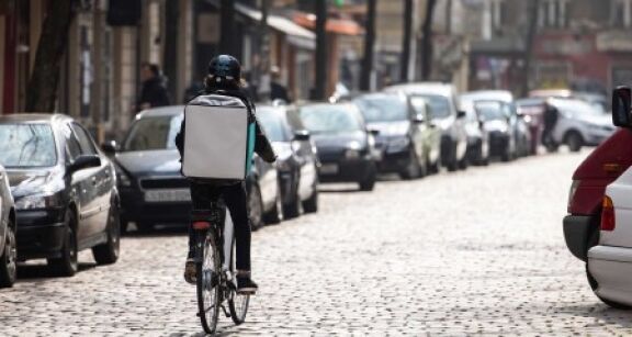 La protection des travailleurs des plates-formes num&eacute;riques enfin adopt&eacute;e