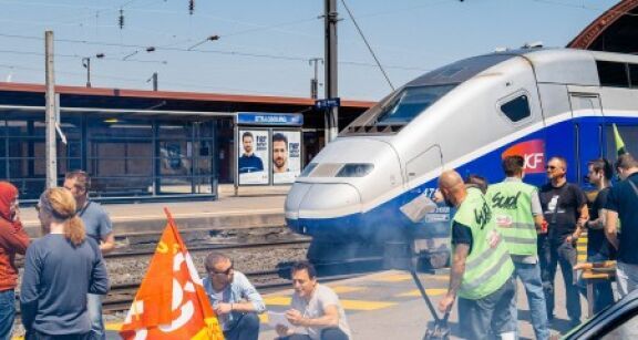 Vers des gr&egrave;ves dans le ferroviaire et l’a&eacute;rien en novembre ?