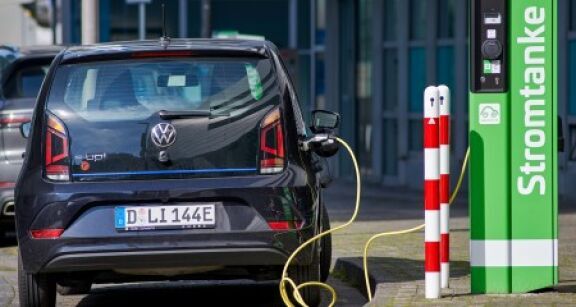 Voitures &eacute;lectriques : les ventes reculent France et en Allemagne