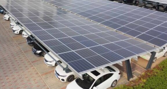 Ombri&egrave;res solaires : un d&eacute;cret reporte l’&eacute;ch&eacute;ance pour les grands parkings