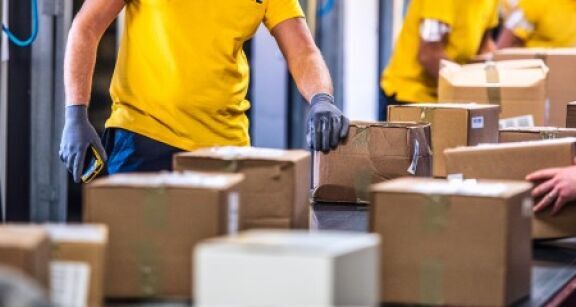 Malgr&eacute; le pic de No&euml;l, La Poste augmente encore la part d&eacute;carbon&eacute;e de ses livraisons