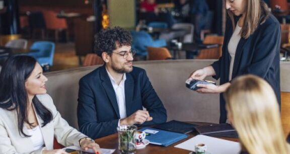 La limite d’exon&eacute;ration des titres-restaurant en 2025