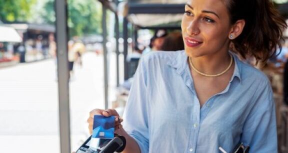 Les paiements par carte d&eacute;passent ceux en liquide