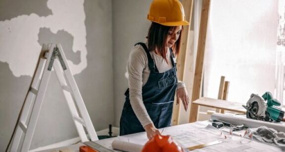 La place des femmes dans le BTP : des progr&egrave;s timides mais encourageants