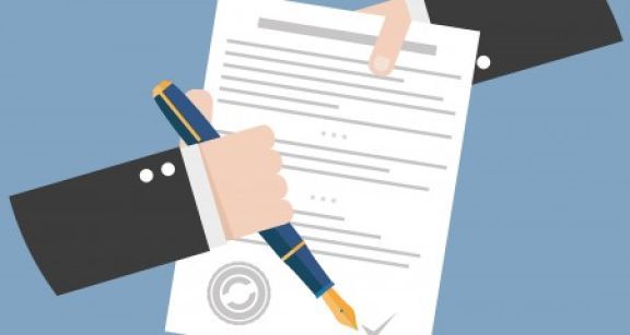 Quelle est la nature des contrats de travail sign&eacute;s par une association ?