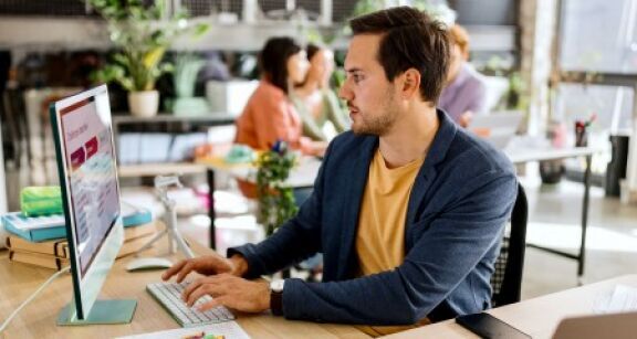 Entre t&eacute;l&eacute;travail et pr&eacute;sentiel, les entreprises repensent le travail